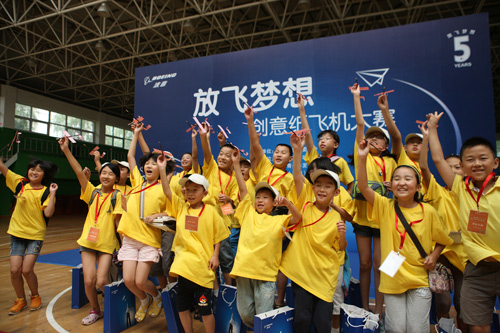 北京学生科技文化节举办放飞梦想-创意纸飞机