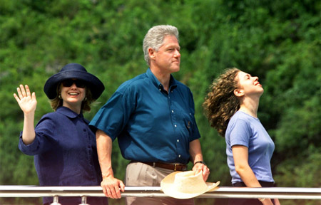 1998年7月2日,克林顿和夫人希拉里游览漓江风光,他表示:"桂林的风景让