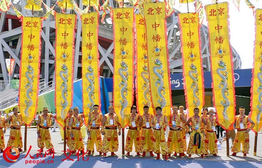 2008年，付文刚带领自己的学生们参加北京奥运会开幕式表演，图为彩排结束时合影。（资料图）