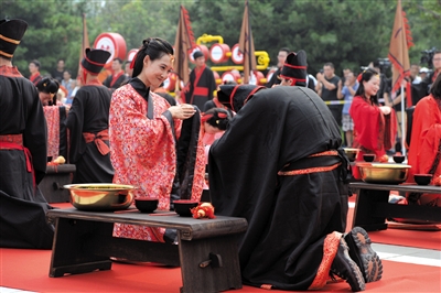 七夕掀汉式婚礼风新人感叹新颖：真的很难忘