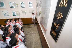 合肥小学生在蜀山烈士陵园内参观革命烈士事迹陈列馆