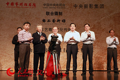 《百年巨匠》總顧問、中宣部原副部長龔心瀚（中），《百年巨匠》音樂篇顧問、中國音樂家協會名譽主席傅庚辰（左二），江蘇省文聯黨組副書記、副主席楊企鵬（右一），無錫市委常委、江陰市委書記周鐵根（右二），《百年巨匠》出品人、總策劃楊京島共同為《百年巨匠——劉天華》開機揭幕。人民網記者 羅旭 攝