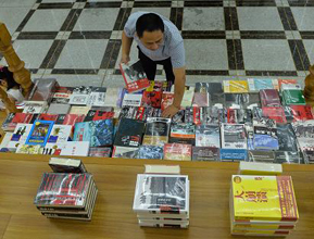 “百种经典抗战图书”在南京与读者见面