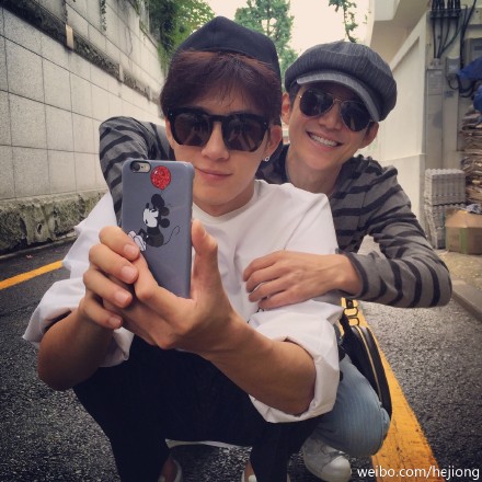 何炅晒合影网友赞 莫逆之交 井柏然 撞脸 李易峰