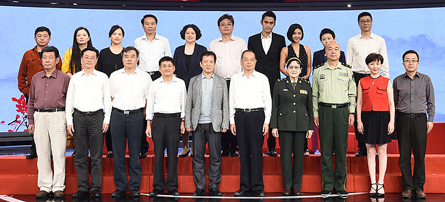 人民日報社社長楊振武（第一排左六）與參會文藝名家合影