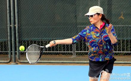 54岁央视名嘴李瑞英亮相网球场 挥拍击球身手
