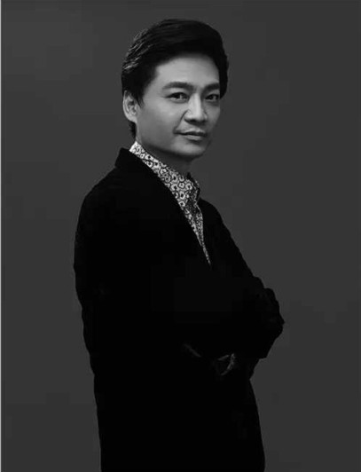 崔永元日前通过微博晒出两张自己的照片,并配文称"这是谁拍摄的?