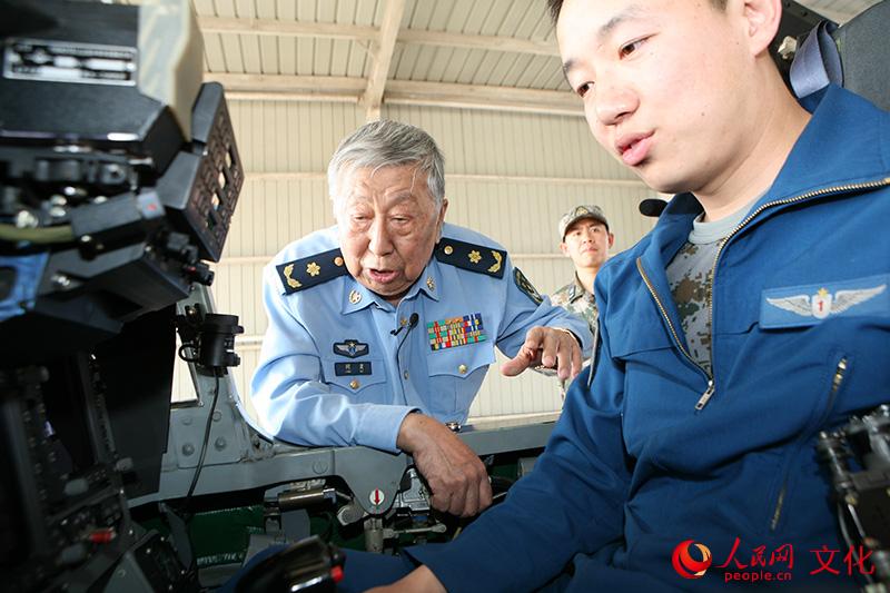2010年5月13日，閻肅在空軍八一飛行表演隊參觀，和飛行員親切交流。