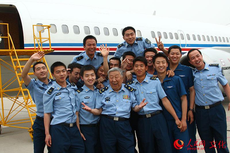 閻肅在空軍某專機部隊採訪創作，受到飛行員和專機服務人員的熱烈追捧。