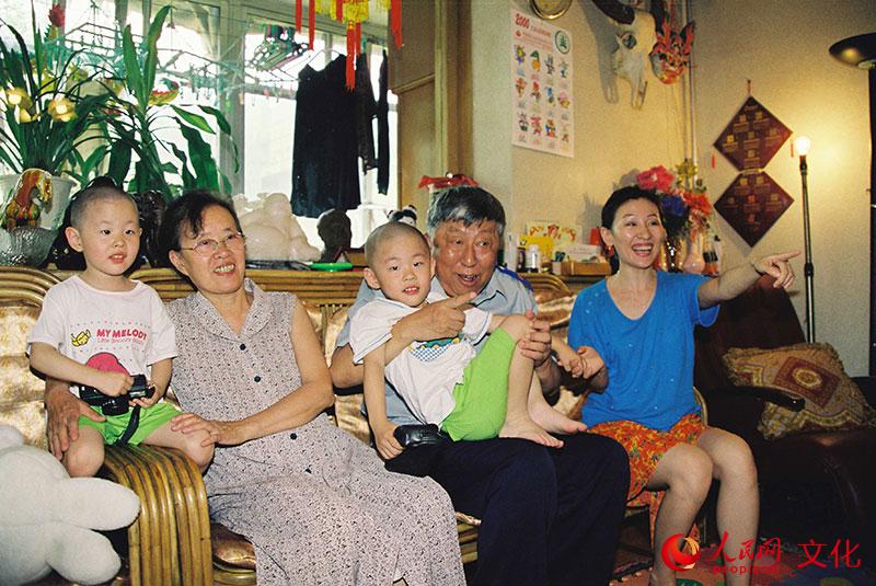 2000年，閻肅在家中享受天倫之樂。