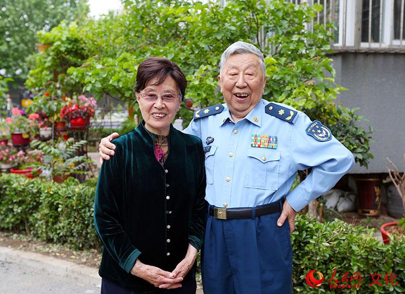 2015年5月9日，閻肅85歲生日在家門口和老伴合影。