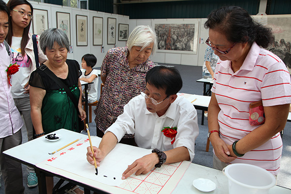 书法老师孙小智向居民授课