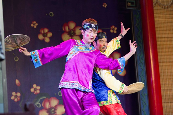 鄭嘉穎、張之航一組，同樣扮演老頭子老婆子，同台表演《梅林謠》。