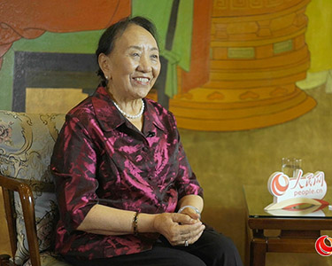 	第三期：專訪歌唱家才旦卓瑪扎根西藏五十年 一生愛唱這支歌	·從舊西藏農奴家的女兒，到新中國第一代藏族歌唱家，從18歲一直唱到81歲，才旦卓瑪忘不了黨對她的栽培，忘不了人民對她的熱愛。改革開放四十年，她的足跡不但遍布雪山草原、帳篷田間，還將珠穆朗瑪的情懷帶到五湖四海。·《唱支山歌給黨聽》、《北京的金山上》、《毛主席的光輝》……沐浴在黨的陽光雨露下，才旦卓瑪一路歌唱，她將自己對黨、對西藏、對人民的愛都蘊含在歌聲中。改革開放四十年間，為了家鄉文藝事業的發展，才旦卓瑪扎根西藏，不但走遍了雪域高原上的大小村落，將歡笑帶給了家鄉人民﹔還踏足過三十多個國家，讓嘹亮的歌聲在五大洲回響。·1994年設立了才旦卓瑪藝術基金，希望年輕的藏族文藝工作者能夠保護、傳承好本民族的藝術，為西藏和全國人民服務。