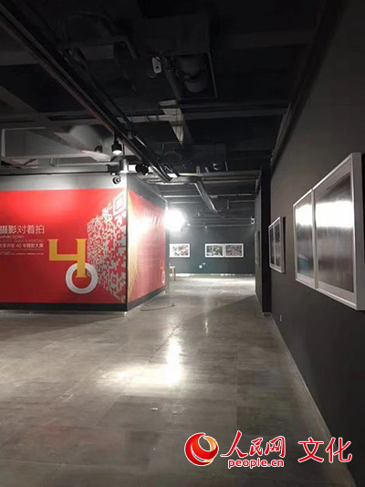 “中外攝影對著拍——慶祝中國改革開放40年攝影大展”布展現場。（中國攝影協會供圖）