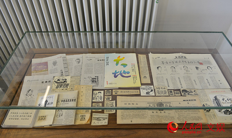羅雪村為《人民日報》和《人民日報海外版》繪制的部分插圖、刊頭作品（人民網記者 吳亞雄 攝）