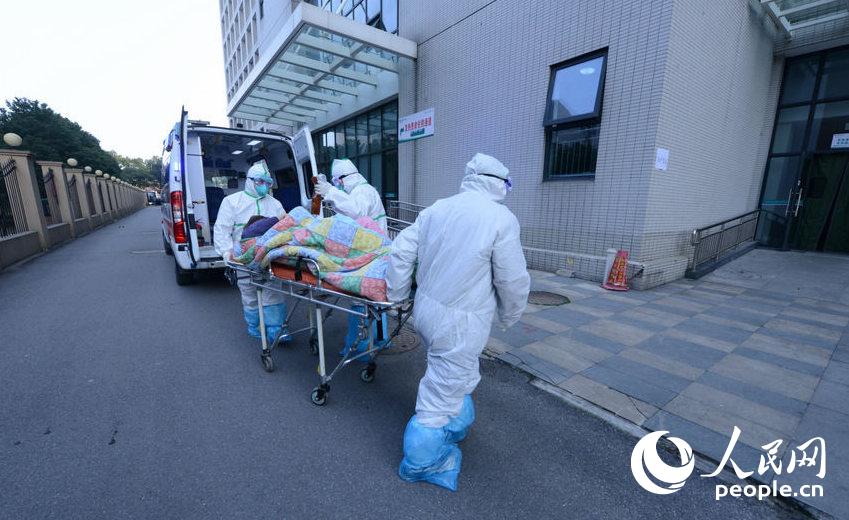 醫護人員正在接收轉運來的新型冠狀病毒肺炎患者