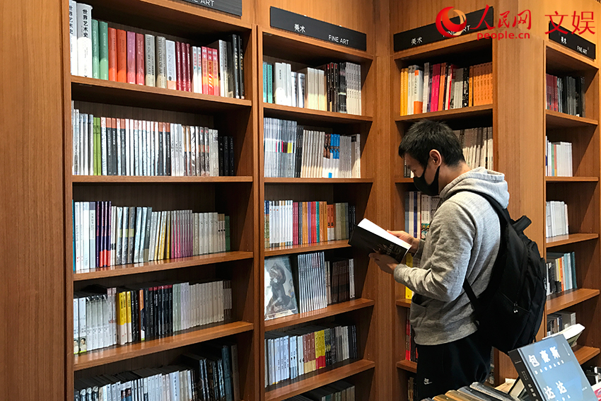 三裡屯Page One書店恢復開放，顧客在選書看書。人民網 劉婧婷攝