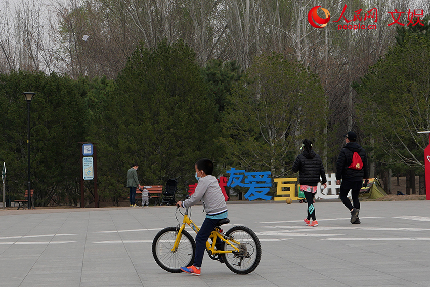 小朋友在朝陽公園騎自行車。人民網 劉穎穎攝