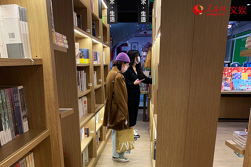 中信書店（富力廣場店）恢復開放，顧客在選購書籍。人民網 劉穎穎攝