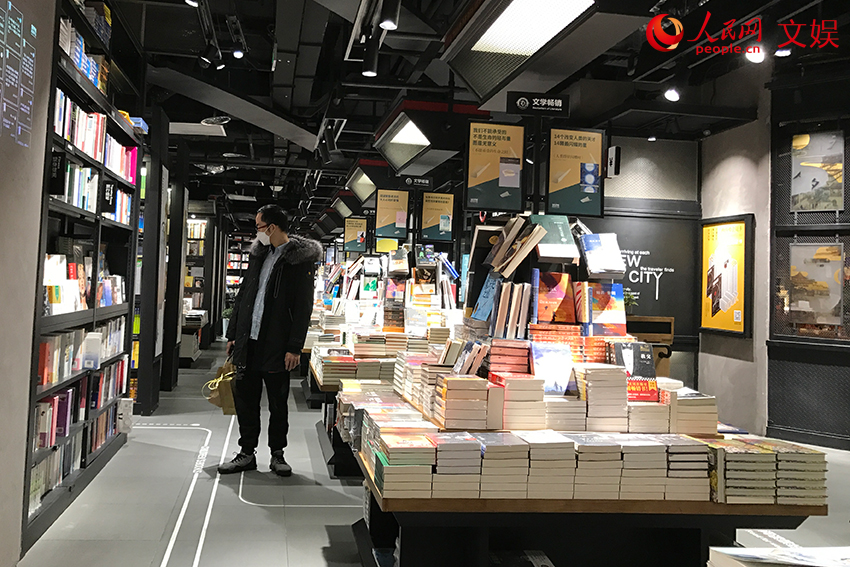 西西弗書店（國貿商城店）恢復開放，顧客在選購書籍。人民網 劉婧婷攝