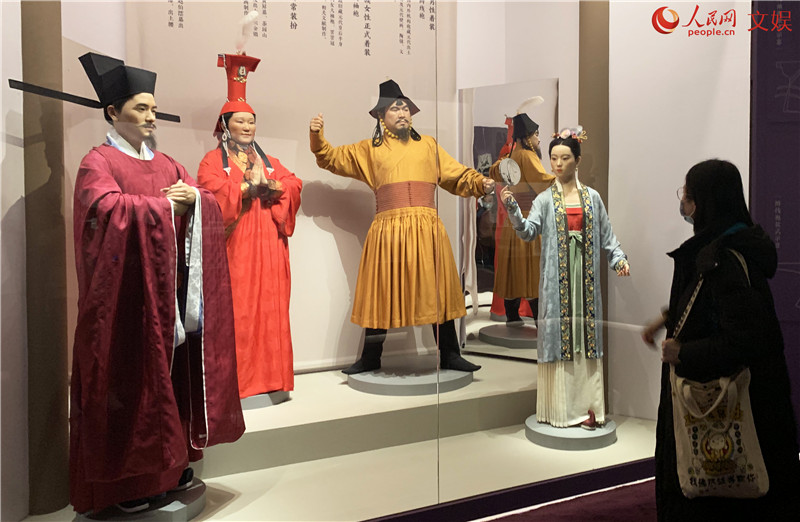 2月6日，觀展者在中國國家博物館認真觀賞“中國古代服飾文化展”展出文物。人民網 劉微攝