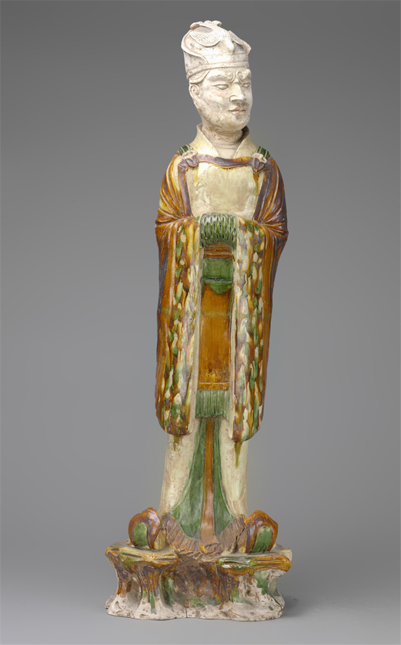 “中國古代服飾文化展”重點文物戴鹖冠三彩俑。中國國家博物館供圖