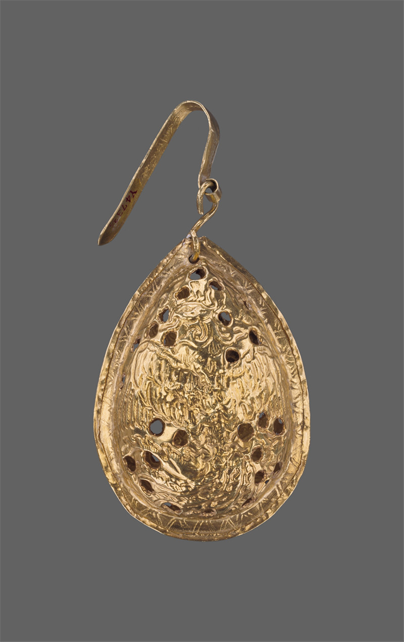 “中國古代服飾文化展”重點文物“嘉靖廿六年”金帔墜。中國國家博物館供圖