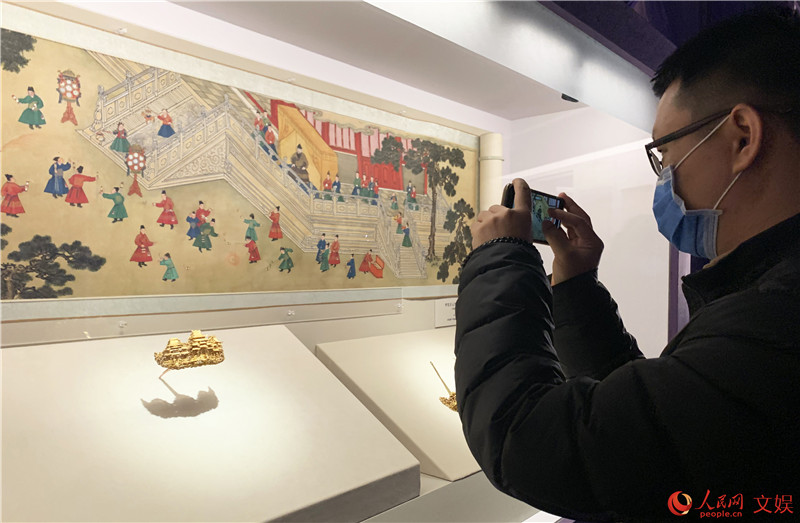 2月6日，觀展者在中國國家博物館認真觀賞“中國古代服飾文化展”展出文物。人民網 劉微攝