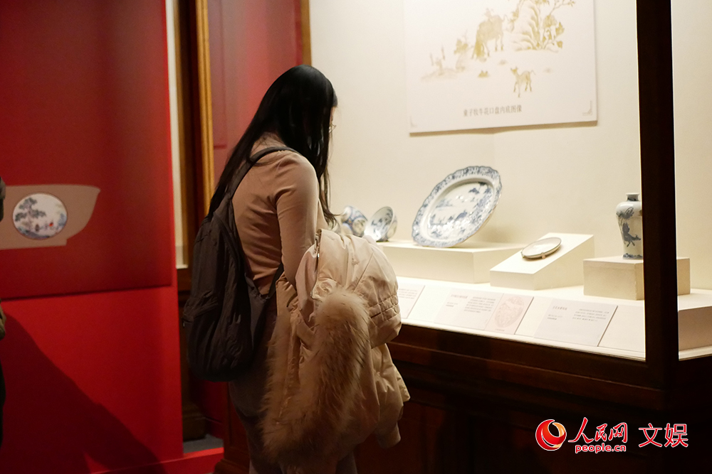 2月9日，观众在中国国家博物馆参观“牛事如意――辛丑牛年迎春文化展”。人民网 韦衍行摄