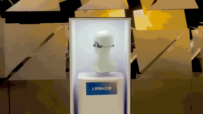 人民網智能硬件“AI之眼”首次在文博會現場展出。