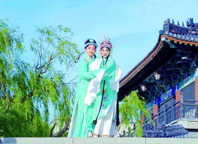 茂腔演员在胶州市少海板桥镇拍摄“二十四节气”新媒体作品。