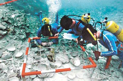 水下考古队队员正清理"南海一号"上的文物