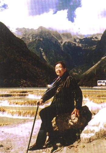 生前的郁风,在纯净山水之间恬淡微笑,坐看云起云落。(人民网资料图片)
