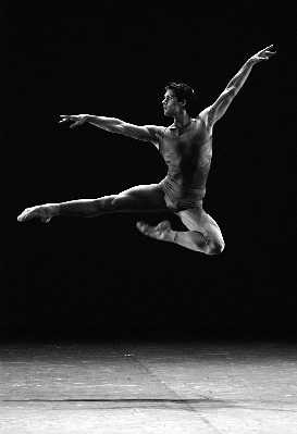 鲁道夫·纽瑞耶夫:芭蕾皇帝的斑斓人生