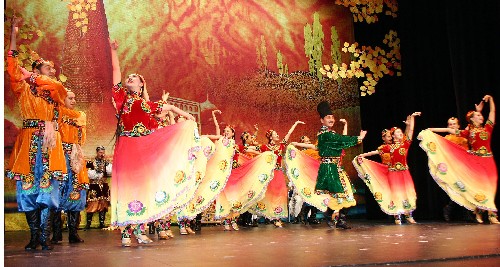 中国新疆歌舞团演出维吾尔族民间舞蹈《纳孜尔