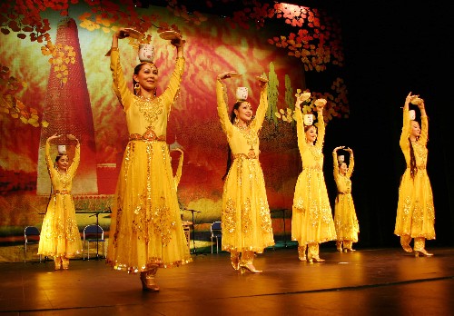 中国新疆歌舞团演出维吾尔族舞蹈《顶碗舞》