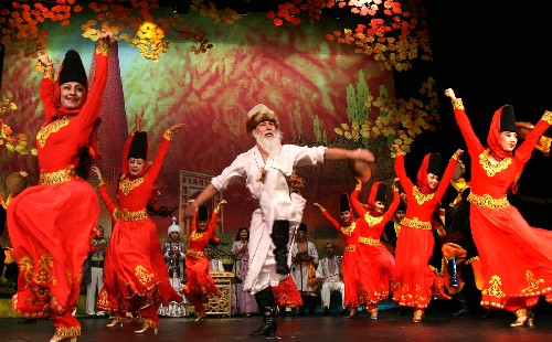 中国新疆歌舞团演出舞蹈《麦西来甫》