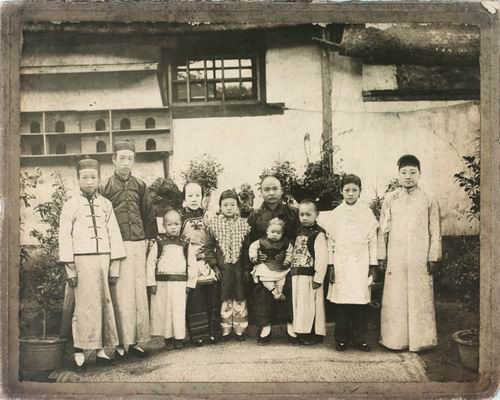 上海图书馆藏历史原照:詹天佑与夫人以及八个孩子的合影,约摄于1909年