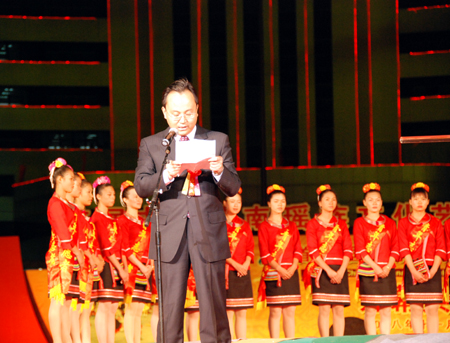 图为中共连南瑶族自治县县委书记,县人大主任崔建军在艺术节开幕式上