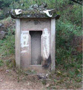 在该县金鼓乡发现一处从清朝乾隆五十五至民国三十四年的杨氏古墓群