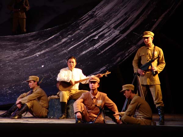 疆歌剧院激情演绎大型音乐剧《冰山上的来客》