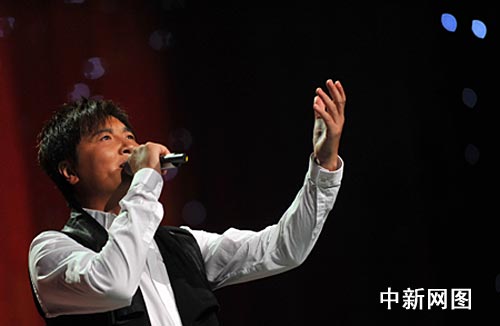 全场观众同唱《为了谁》 祖海两度落泪 (5)--文