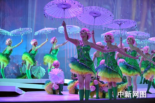 全场观众同唱《为了谁》 祖海两度落泪 (4)--文