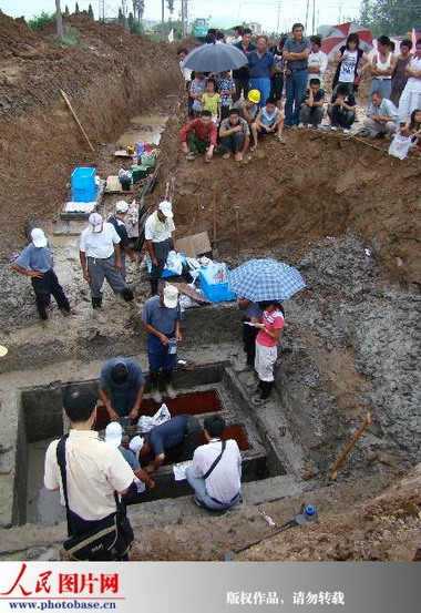 组图:扬州西汉古墓开棺