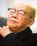 周有光，生於1906年。著名語言文字學家。《漢語拼音方案》的主要創制人之一，中國語文現代化的倡導者，被譽為“周百科”和“漢語拼音之父”。
