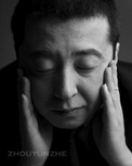 賈樟柯。當今亞洲最活躍的電影導演之一。法國《電影手冊》評論他的首部長片《小武》擺脫了中國電影的常規，是標志著中國電影復興與活力的影片。