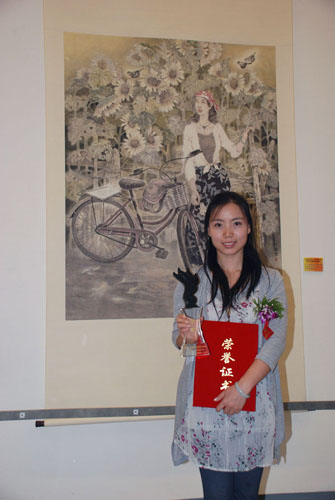 史晓慧在自己金奖作品前留影