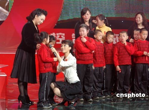 资料照片:彭丽媛为世界艾滋病宣传日录制节目