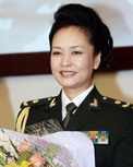 彭麗媛。中國著名女高音歌唱家，中國人民解放軍最年輕的文職將軍，她多次擔綱重大晚會的壓軸演出，她的歌聲也成為中國歌壇的一座高峰。